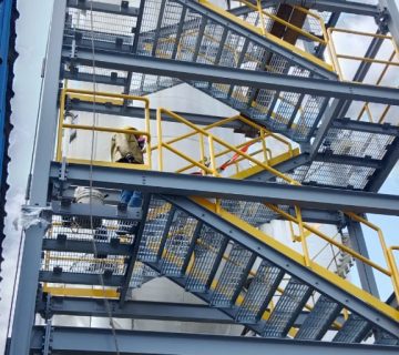 Escalera industrial metalica fabricada e instalada por DIBTEC 360x320
