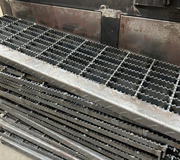 Escalera industrial metalica fabricada e instalada por DIBTEC 4 360x320