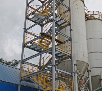Escalera industrial metalica fabricada e instalada por DIBTEC en planta industrial 360x320