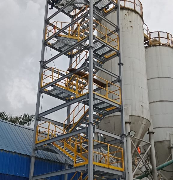 Escalera industrial metalica fabricada e instalada por DIBTEC en planta industrial 576x600