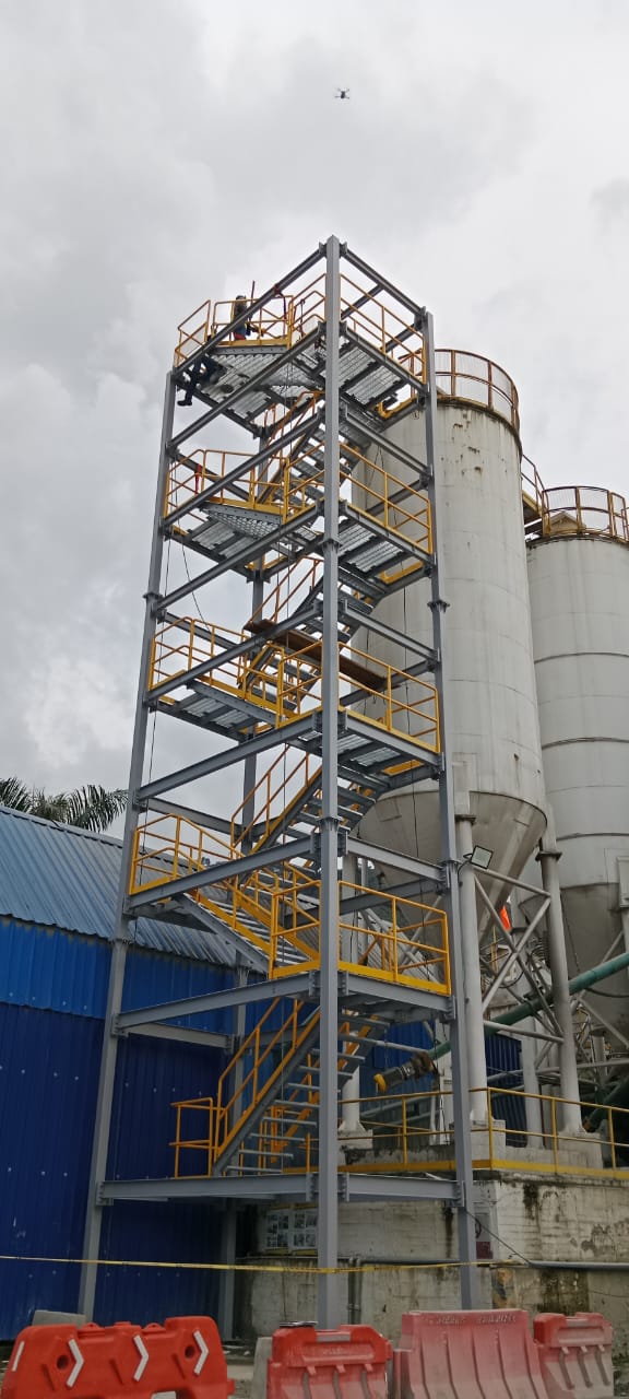 Escalera industrial metalica fabricada e instalada por DIBTEC en planta industrial